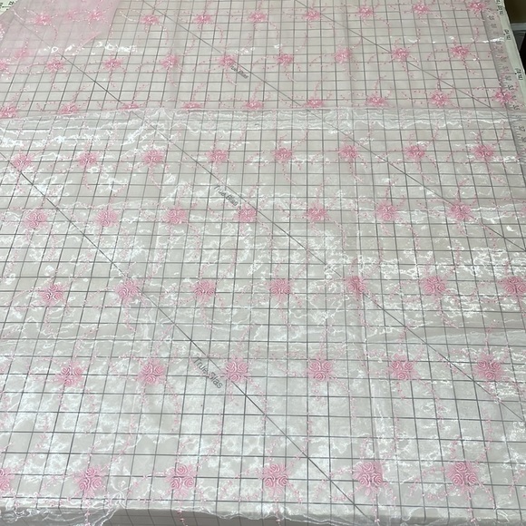 Pink shimmering organza fabric w pink embroidered roses and scalloped edge - Picture 5 of 10